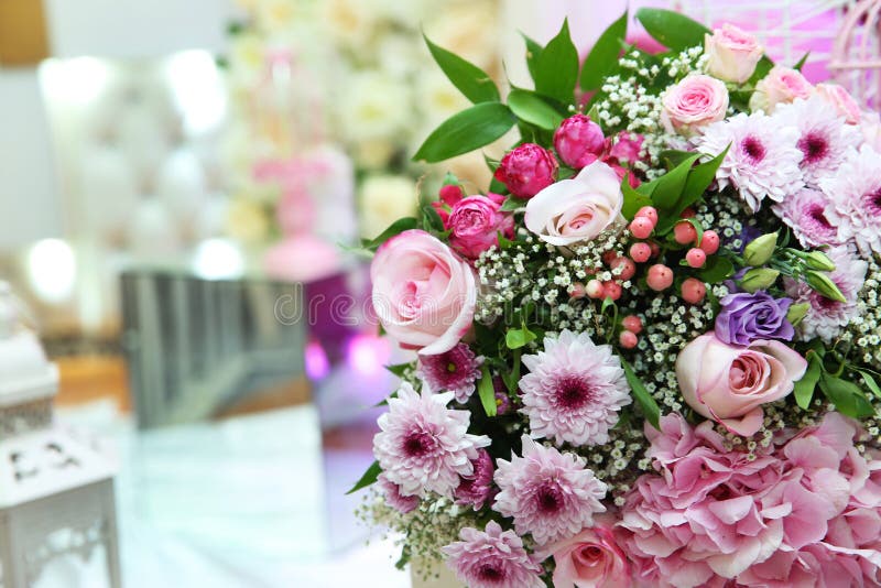 Mång--färgad blommabukett Mång--färgad kopplingsblommabukett Härlig bukett av den kulöra rossjalen med vitbok royaltyfria foton Mång--färgad blommabukett Mång--färgad kopplingsblommabukett Härlig bukett av den kulöra rossjalen med vitbok royaltyfria foton