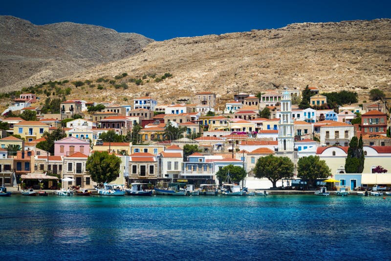 Mång--färgade byggnader av den Halki ön (Chalki) arkivfoto Mång--färgade byggnader av den Halki ön (Chalki) arkivfoto