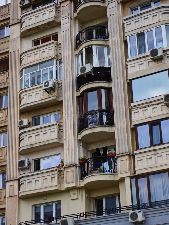 Mång- jämn hyreshus i den Bucharest staden, Rumänien royaltyfria foton Mång- jämn hyreshus i den Bucharest staden, Rumänien royaltyfria foton