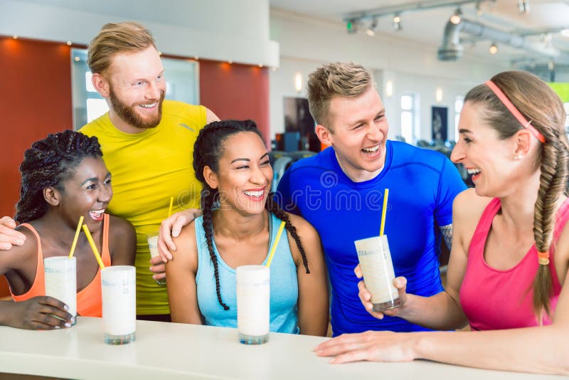 Mång--person som tillhör en etnisk minoritet gruppen av gladlynta vänner som dricker protein, skakar arkivbild Mång--person som tillhör en etnisk minoritet gruppen av gladlynta vänner som dricker protein, skakar arkivbild