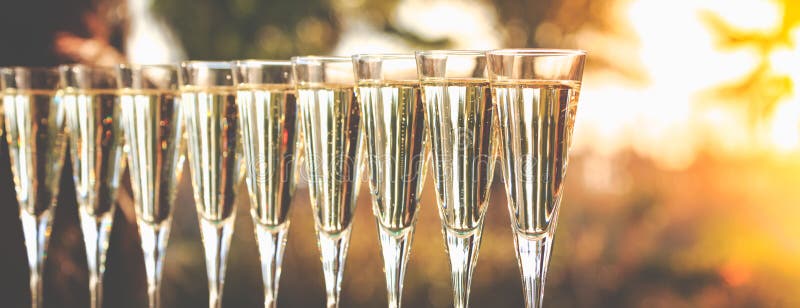Många exponeringsglas av champagne eller prosecco nära tillgriper pölen i en luxu arkivfoton Många exponeringsglas av champagne eller prosecco nära tillgriper pölen i en luxu arkivfoton