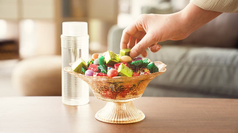 Många färgade behandlingar Färgkandy och choklad Ramadan Kareem-koncept royaltyfria bilder