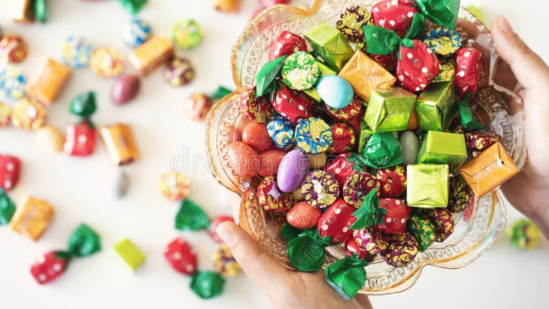 Många färgade behandlingar Färgkandy och choklad Ramadan Kareem-koncept royaltyfri bild