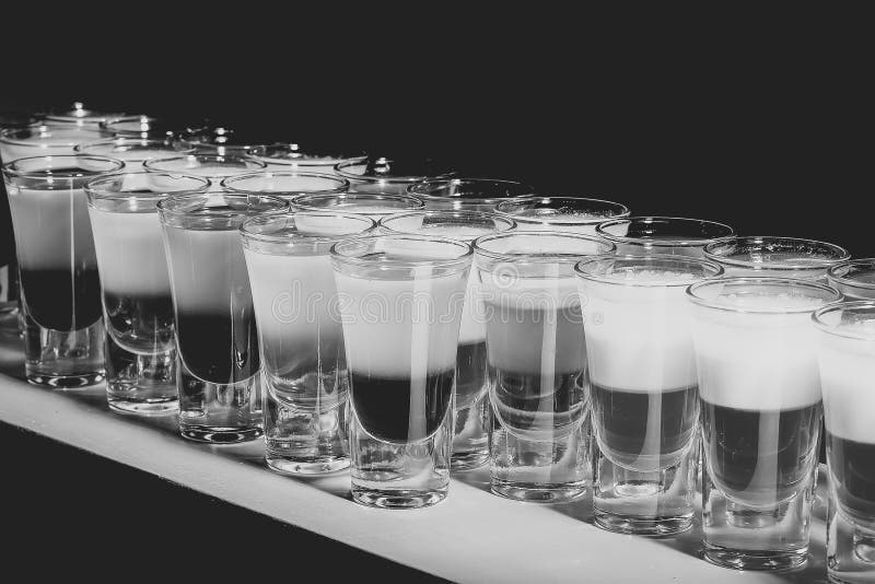 Många färgrika coctailar arkivbild Många färgrika coctailar arkivbild