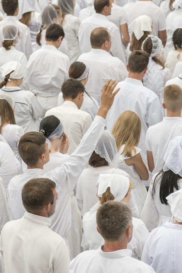 Många män och kvinnor ber till Jesus Vertikalt foto arkivbild Många män och kvinnor ber till Jesus Vertikalt foto arkivbild