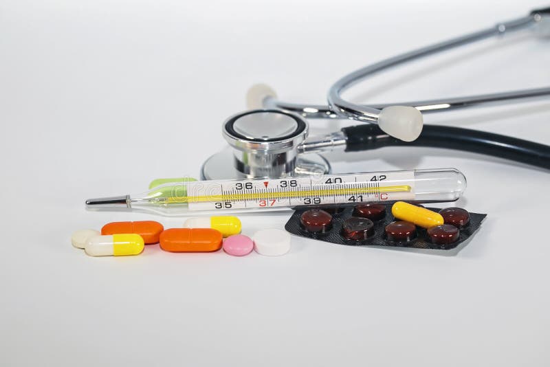 många olika droger, vitaminer, antibiotikummar och minnestavlor ligger på en vit med hjälpmedel royaltyfri fotografi många olika droger, vitaminer, antibiotikummar och minnestavlor ligger på en vit med hjälpmedel royaltyfri fotografi
