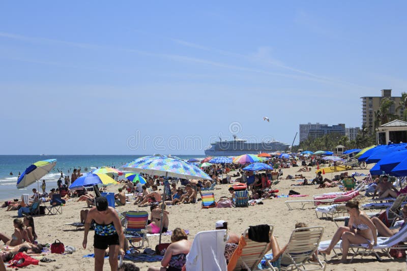 Många personer på stranden arkivfoto Många personer på stranden arkivfoto