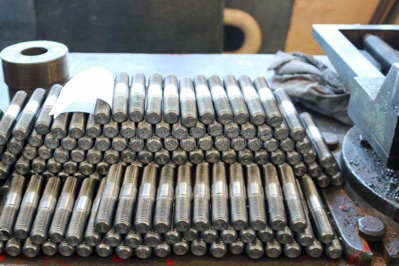 Många skinande metalldubbar med att snida, muttrar, järnringar, packningar, metallarbetehjälpmedel och den industriella skruvstäd fotografering för bildbyråer Många skinande metalldubbar med att snida, muttrar, järnringar, packningar, metallarbetehjälpmedel och den industriella skruvstäd fotografering för bildbyråer