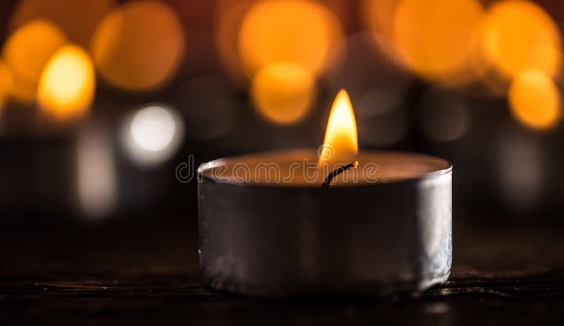 Många stearinljus som symolizing begravnings- celebrati för religiosjulbrunnsort