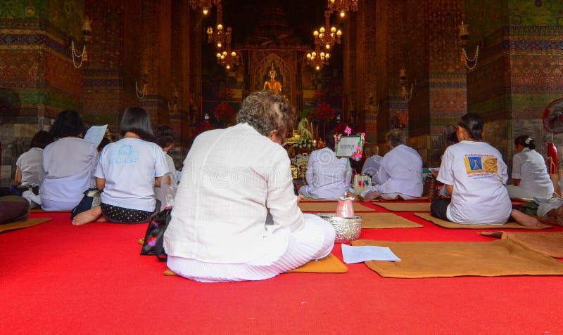 Många vallfärdar att be på den buddistiska templet i Bangkok, Thailand arkivfoto Många vallfärdar att be på den buddistiska templet i Bangkok, Thailand arkivfoto
