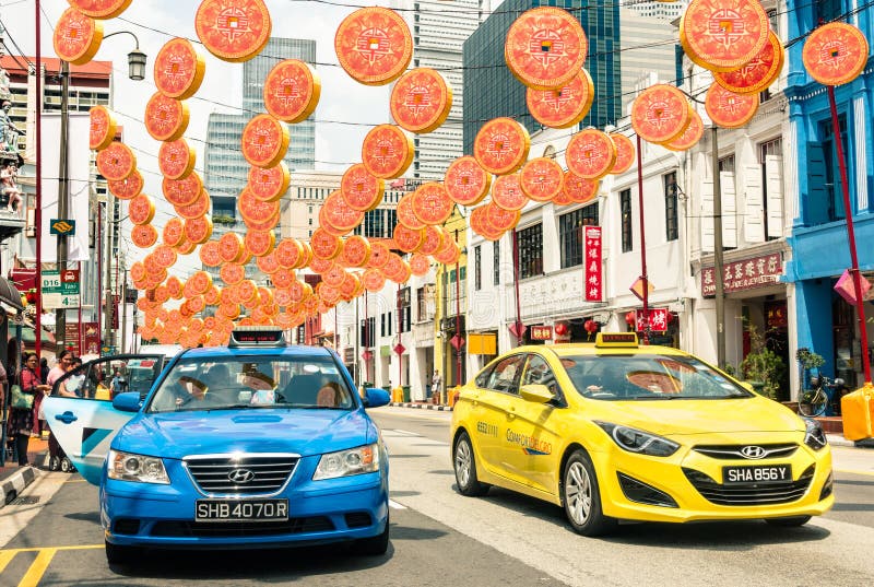 Mångfärgade taxitaxiar som kör på den södra brovägen i Singapore fotografering för bildbyråer Mångfärgade taxitaxiar som kör på den södra brovägen i Singapore fotografering för bildbyråer