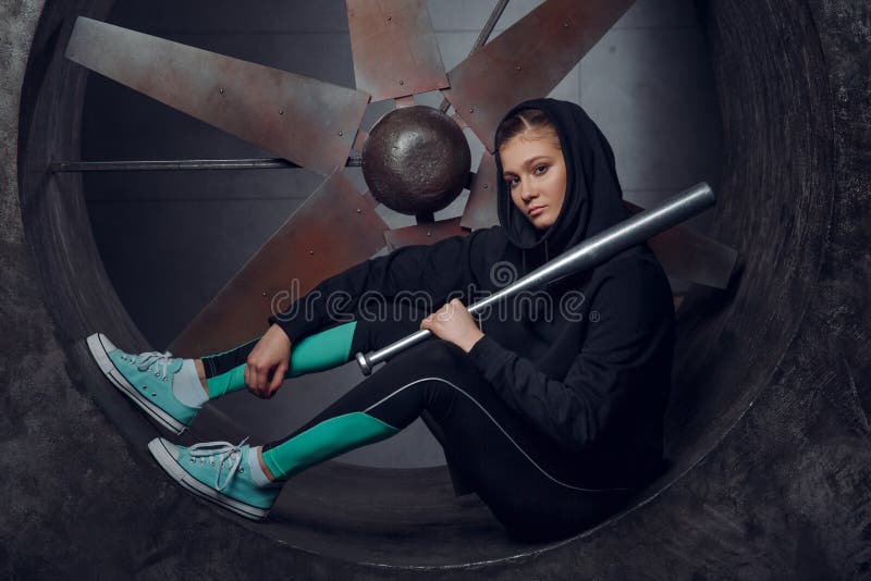 Młoda osoba z metalu nietoperzem przeciw tłu śmigło obrazy stock Młoda osoba z metalu nietoperzem przeciw tłu śmigło obrazy stock