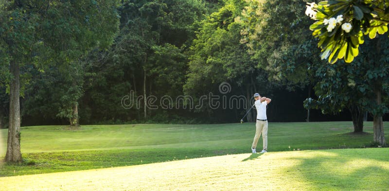 Młody Azjatycki mężczyzna bawić się golfa na pięknym naturalnym polu golfowym fotografia royalty free Młody Azjatycki mężczyzna bawić się golfa na pięknym naturalnym polu golfowym fotografia royalty free