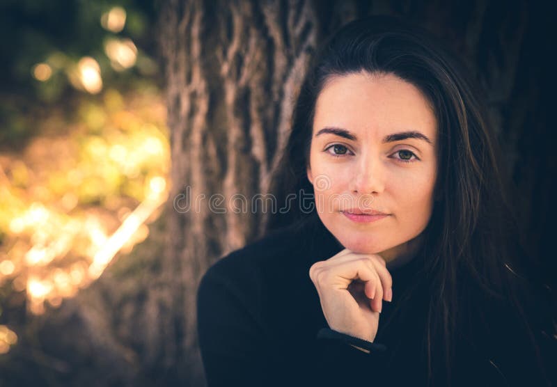 Młody żeński caucasian ono uśmiecha się przy kamerą fotografia stock Młody żeński caucasian ono uśmiecha się przy kamerą fotografia stock