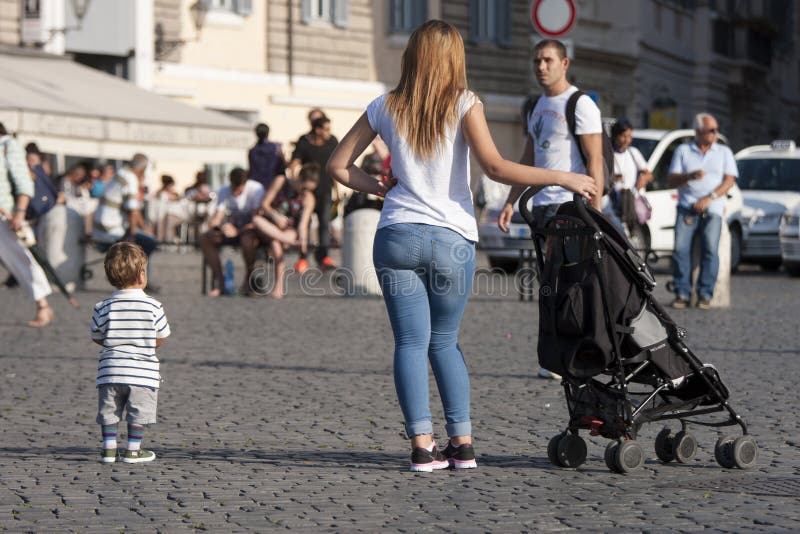 Mère avec la fille et le promeneur photographie stock libre de droits Mère avec la fille et le promeneur photographie stock libre de droits