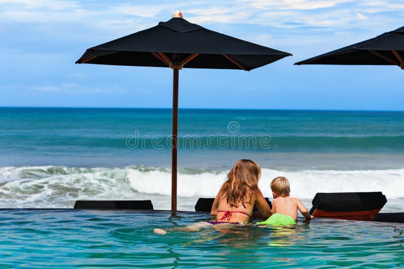 Mère avec le fils refroidissant dans la piscine de plage photographie stock Mère avec le fils refroidissant dans la piscine de plage photographie stock