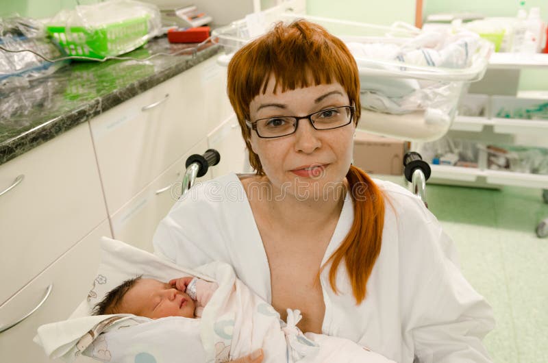 Mère avec son enfant juste après la naissance images libres de droits Mère avec son enfant juste après la naissance images libres de droits