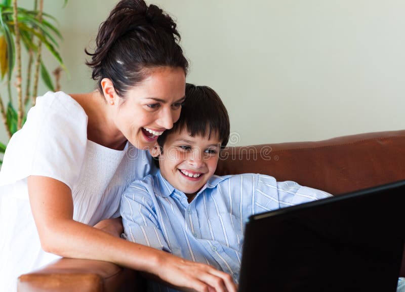 mère d'ordinateur portatif jouant le fils image stock mère d'ordinateur portatif jouant le fils image stock