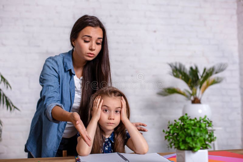 Mère devenant frustrante avec la fille tout en faisant le travail se reposant à la table à la maison en difficultés d'étude images libres de droits Mère devenant frustrante avec la fille tout en faisant le travail se reposant à la table à la maison en difficultés d'étude images libres de droits