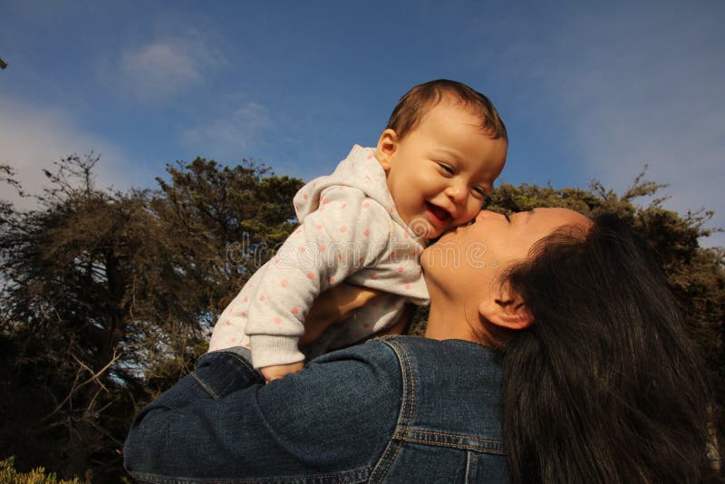 Mère embrassant l'enfant sur la joue images libres de droits Mère embrassant l'enfant sur la joue images libres de droits