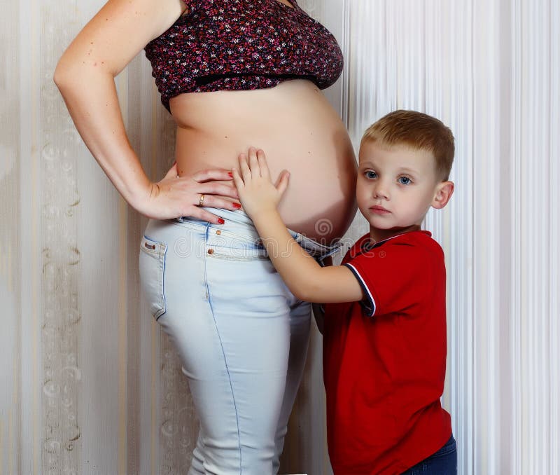 Mère enceinte de jeunes avec son petit fils Une famille heureuse photos stock Mère enceinte de jeunes avec son petit fils Une famille heureuse photos stock