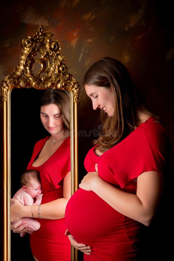 Rêves enceintes de miroir d'un bébé photos libres de droits Rêves enceintes de miroir d'un bébé photos libres de droits