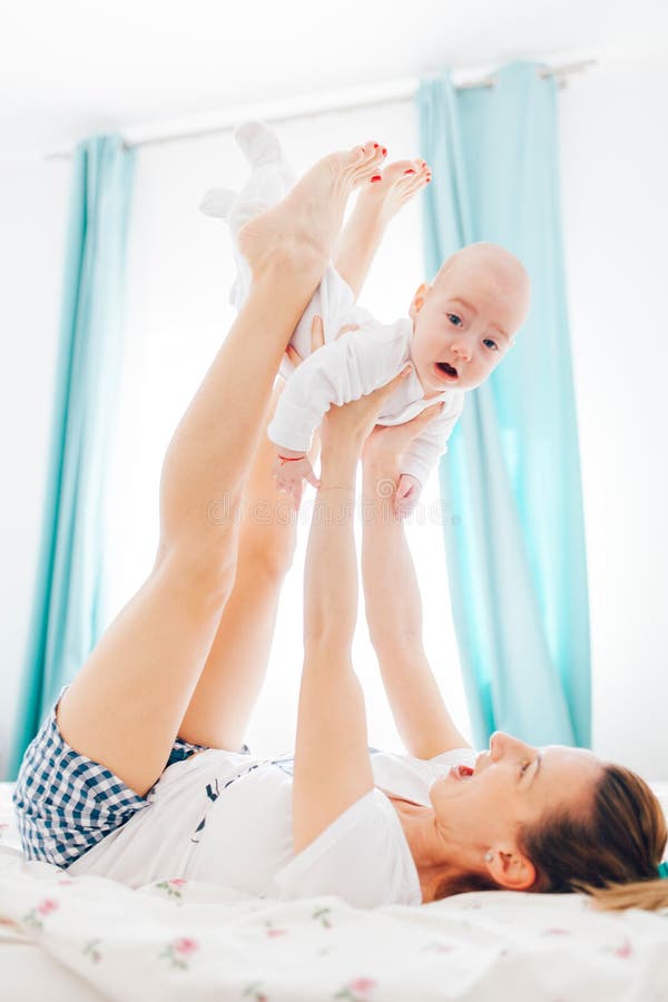 Mère espiègle avec le fils photo libre de droits