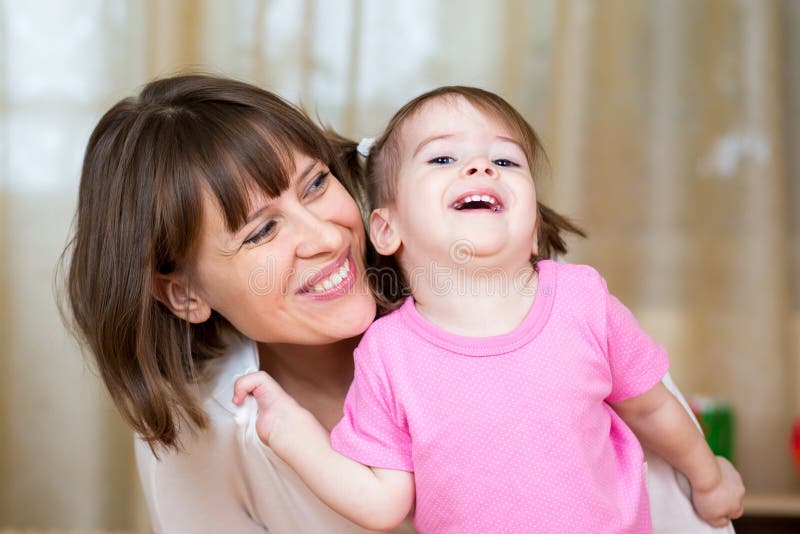 Mère espiègle et enfant ayant l'amusement photos stock