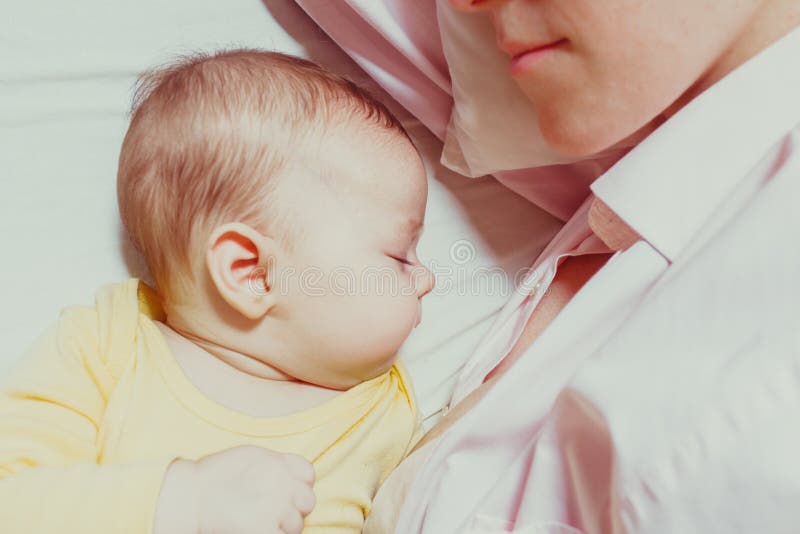 mère et bébé de Co-sommeil photos libres de droits mère et bébé de Co-sommeil photos libres de droits