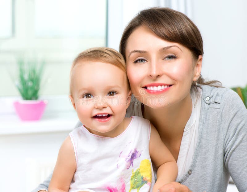 Mère et bébé de sourire heureux photos libres de droits Mère et bébé de sourire heureux photos libres de droits