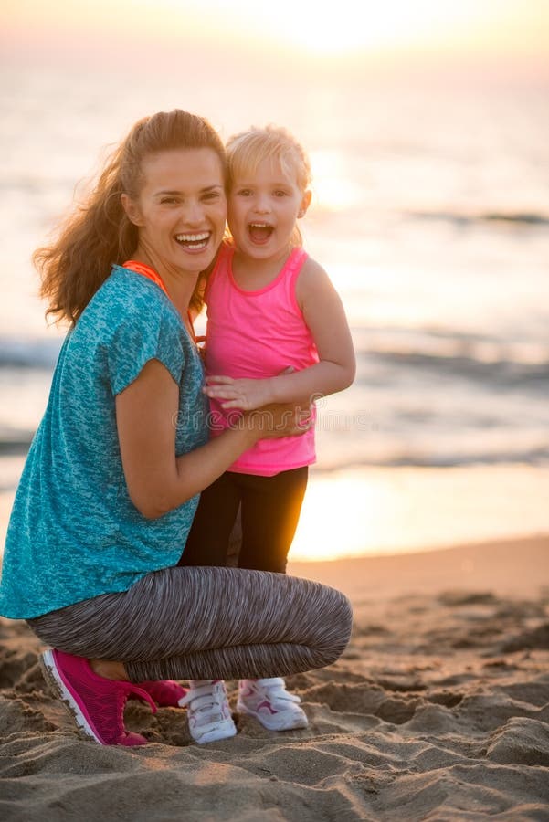 Mère et bébé en bonne santé sur la plage images stock Mère et bébé en bonne santé sur la plage images stock