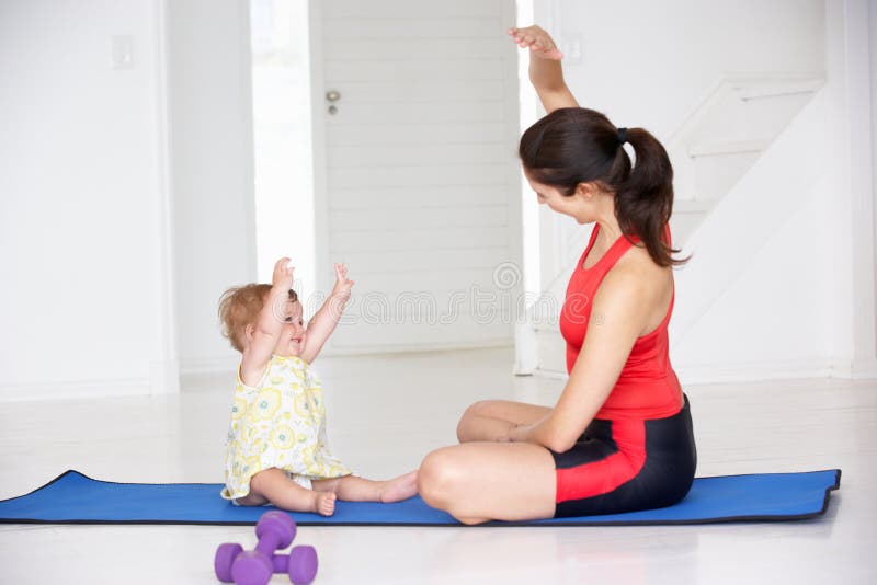 Mère et chéri faisant le yoga photo libre de droits Mère et chéri faisant le yoga photo libre de droits