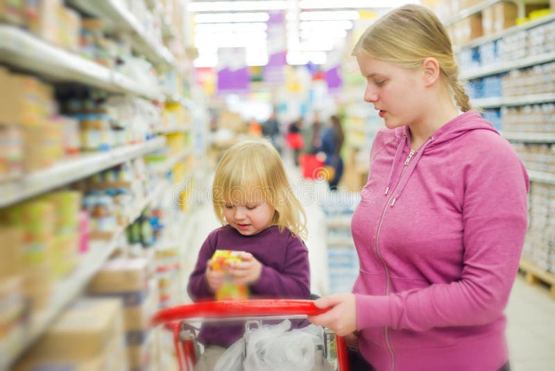 Mère et descendant dans le supermarché image libre de droits Mère et descendant dans le supermarché image libre de droits