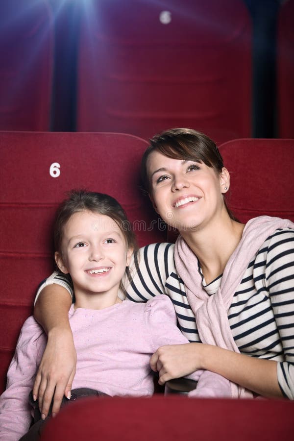 Mère et enfant au cinéma photographie stock libre de droits Mère et enfant au cinéma photographie stock libre de droits