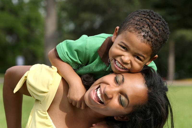 Mère et enfant heureux image libre de droits Mère et enfant heureux image libre de droits