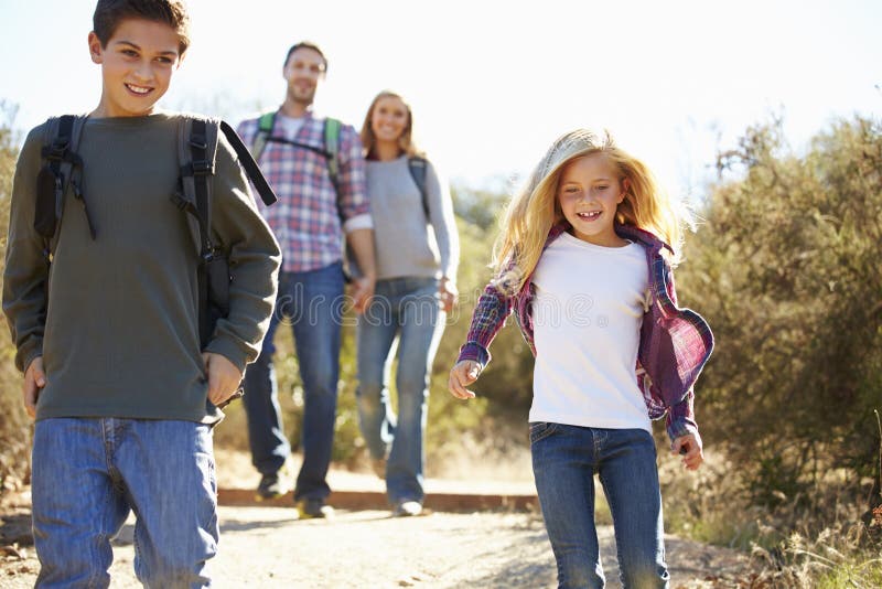 Mère et enfants trimardant dans la campagne image libre de droits Mère et enfants trimardant dans la campagne image libre de droits