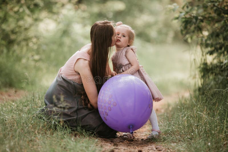 Mère et fille avec des ballons E images libres de droits Mère et fille avec des ballons E images libres de droits