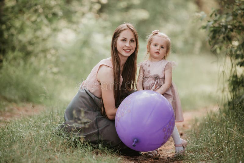 Mère et fille avec des ballons E photographie stock libre de droits Mère et fille avec des ballons E photographie stock libre de droits