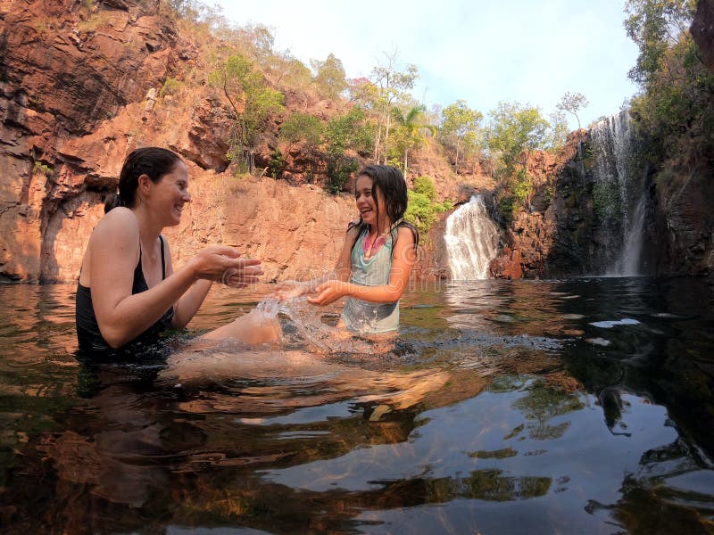 Mère et fille ayant l'amusement en Florence Falls Northern Territory Australia images stock Mère et fille ayant l'amusement en Florence Falls Northern Territory Australia images stock