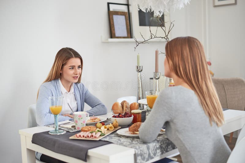 Mère et fille ayant une conversation intime image stock Mère et fille ayant une conversation intime image stock