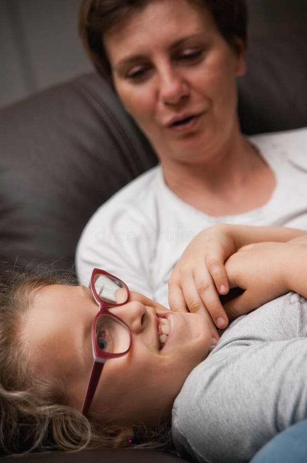Mère et fille caressant photographie stock libre de droits Mère et fille caressant photographie stock libre de droits