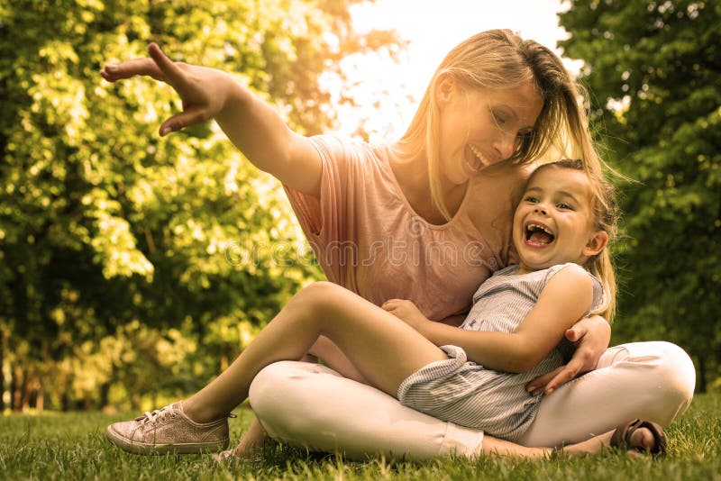 Mère et fille dehors dans un pré Mère et fille p photographie stock Mère et fille dehors dans un pré Mère et fille p photographie stock