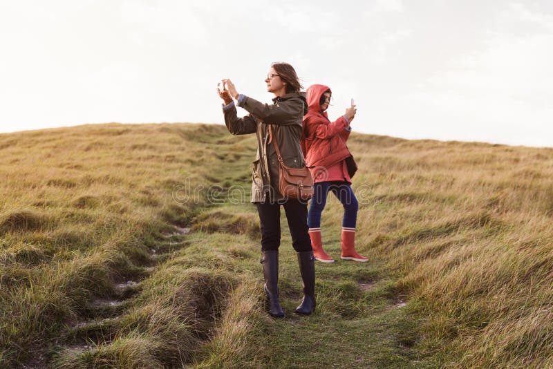 Mère et fille en nature photographie stock libre de droits Mère et fille en nature photographie stock libre de droits