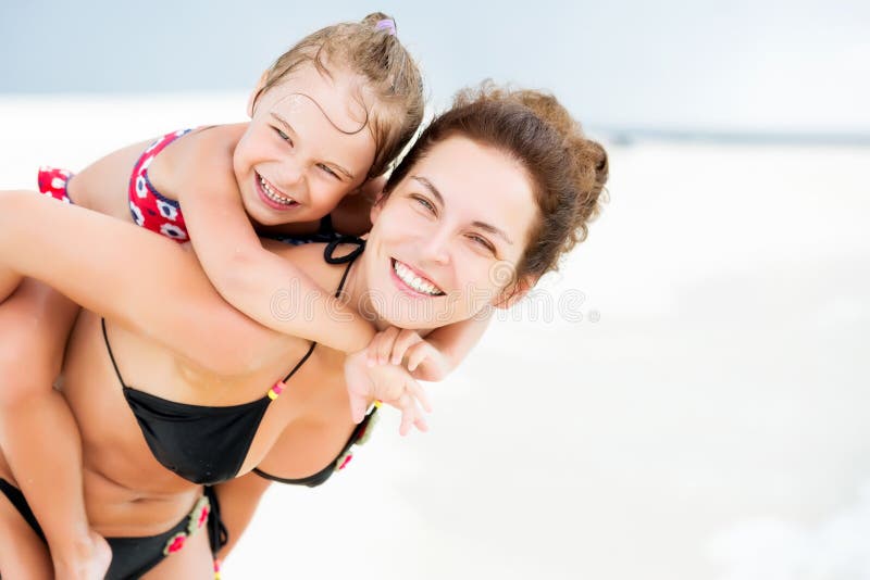Mère et fille heureuses sur la plage d'océan sur les Maldives aux vacances d'été images libres de droits Mère et fille heureuses sur la plage d'océan sur les Maldives aux vacances d'été images libres de droits