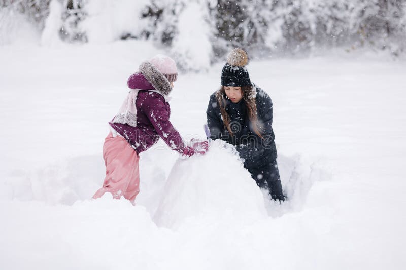 Mère et fille profitent d'une journée enneigée ensemble, créant des souvenirs et partageant la joie de l'hiver dans un paysage mag image stock