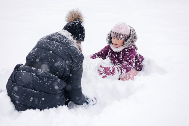 Mère et fille profitent d'une journée enneigée ensemble, créant des souvenirs et partageant la joie de l'hiver dans un paysage mag photo stock