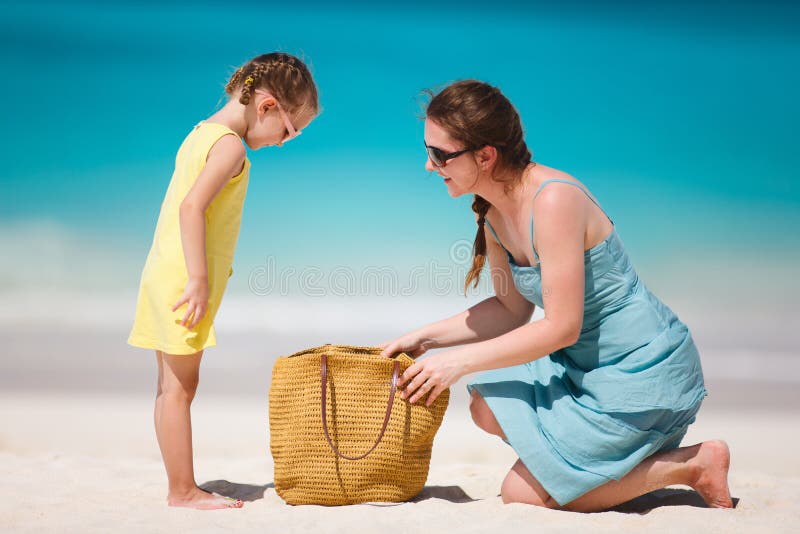 Mère et fille à la plage photo stock Image du sable