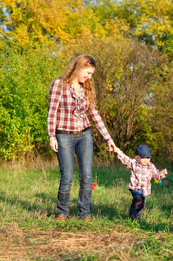 Mère et fils dans la forêt d'automne photo stock Mère et fils dans la forêt d'automne photo stock