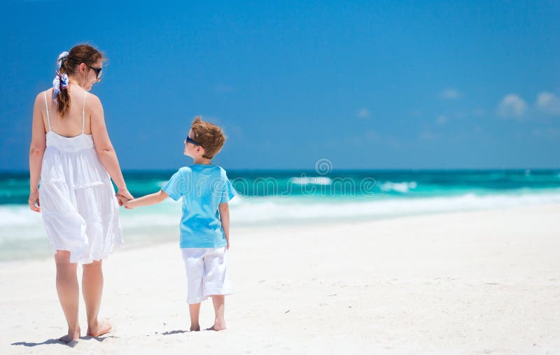 Mère et fils des vacances image libre de droits