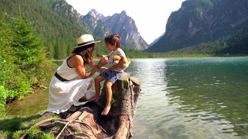 Mère et fils profitant des vacances d'été au lac dobbiaco dans les dolomites clips vidéos